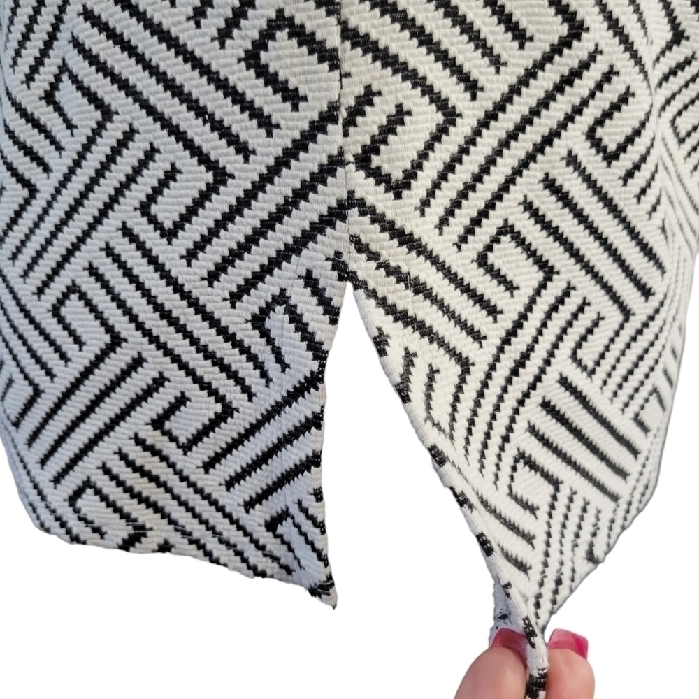 W5 gorgeous geometric stretch trapeze cut top - Picture 6 of 9